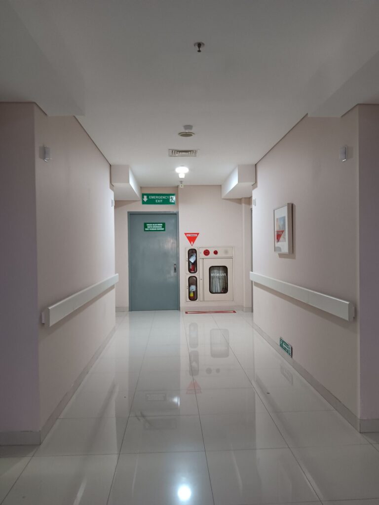 Koridor klinik yang bersih dan terang